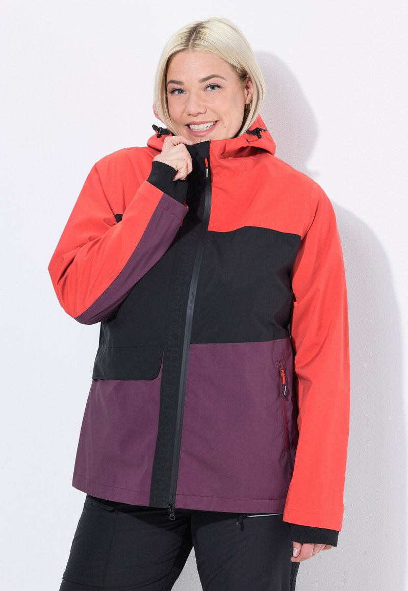 Giacca impermeabile rossa, nera e viola con cappuccio, chiusura con zip e due tasche laterali, caratterizzata da un design a blocchi di colore e polsini elasticizzati.