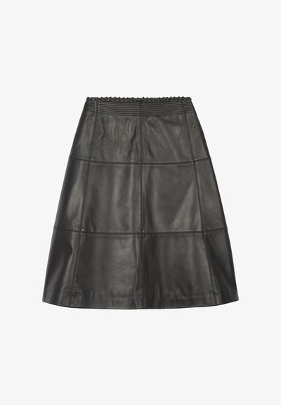 Jupe noire en cuir coupe trapèze avec design à panneaux cousus et taille élastique côtelée, longueur au genou.