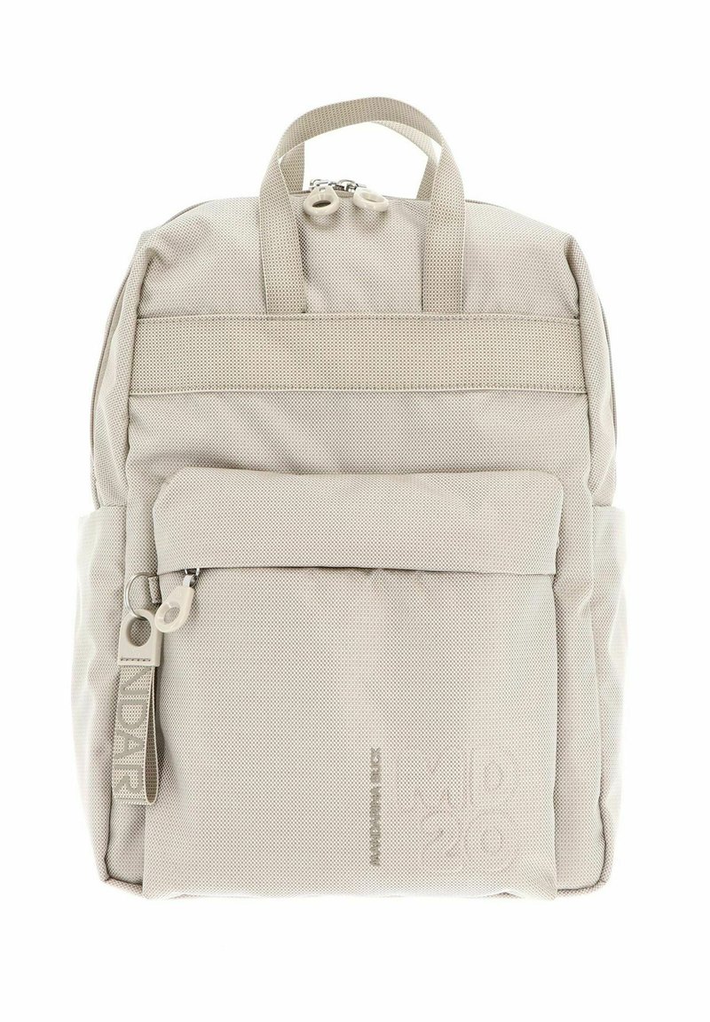 Sac à dos beige en tissu texturé avec une poche frontale zippée, deux bretelles et un logo en relief sur le côté.