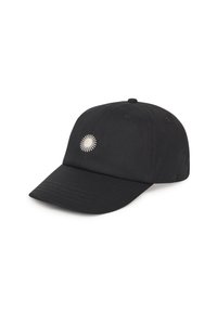 Gorra de béisbol negra hecha de tela con un diseño de rayos de sol bordado en blanco en la parte frontal. Correa ajustable en la parte posterior.