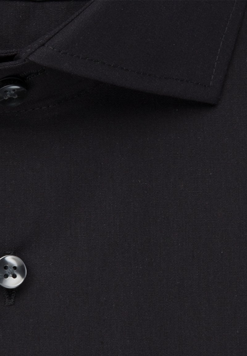 Schwarzes Hemd mit Knöpfen und Kragen, das eine glatte Textur aufweist und über eine einzelne Knopfverschluß am Hals verfügt. Einfaches Design ohne Muster.