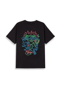 Camiseta negra de algodón con un diseño gráfico colorido estilo neón que incluye texto, llamas y figuras caprichosas en la parte de atrás.