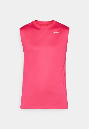Roze mouwloze sporttop gemaakt van glad, lichtgewicht materiaal, met een ronde hals en een klein wit logo op de bovenste linkerzijde.