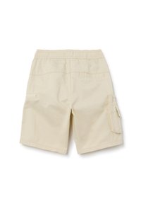 Pantalones cortos de algodón beige con una cintura elástica, dos bolsillos traseros y un bolsillo de carga lateral con tapa y detalle de cremallera.