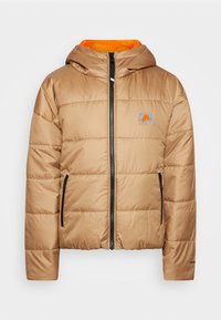 Puffjacka i beige med orangefärgad innerfoder. Har en huva, framdragkedja och två sidofickor med svarta dragkedjor. Logopatch på bröstet.