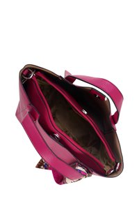 Roze leren handtas met een textuurafwerking, twee compartimenten en een bloemenmotief accent aan de onderkant. Binnenin bekleed met bruine stof.