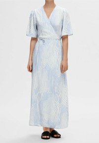 Dlouhá zavinovací šaty v světle modré a bílé barvě s vlnovým vzorem. Obsahují krátké rukávy a zavázaný pas. Hladká textura, délka až na zem.