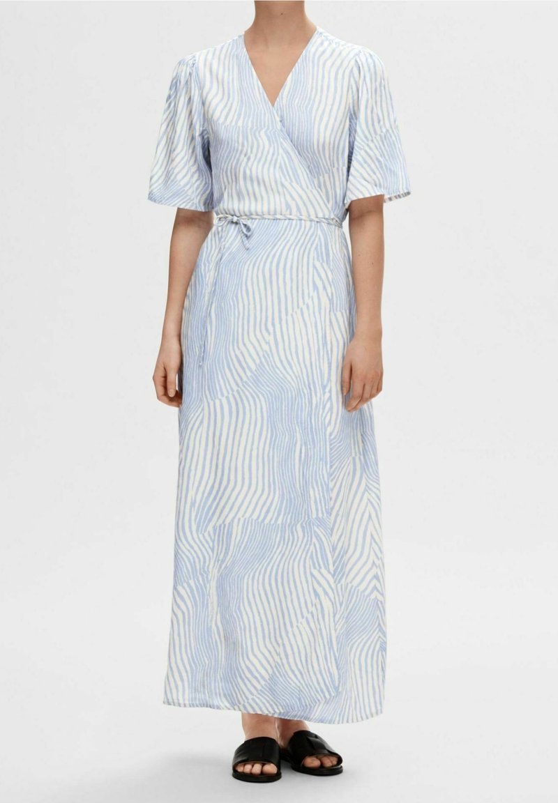 Dlouhá zavinovací šaty v světle modré a bílé barvě s vlnovým vzorem. Obsahují krátké rukávy a zavázaný pas. Hladká textura, délka až na zem.