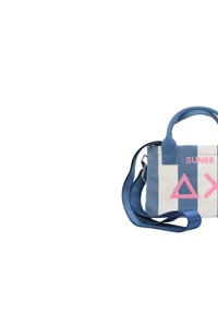 Borsa in canvas a righe blu e bianche, con logo rosa e forme geometriche, manici corti blu e una tracolla regolabile.