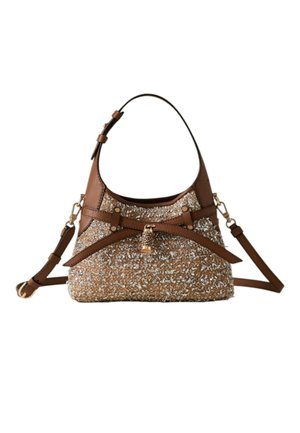 Bruine gevlochten handtas met leren details, verstelbare schouder- en crossbodybanden, decoratieve gesp en goudkleurige metalen onderdelen op een witte achtergrond.