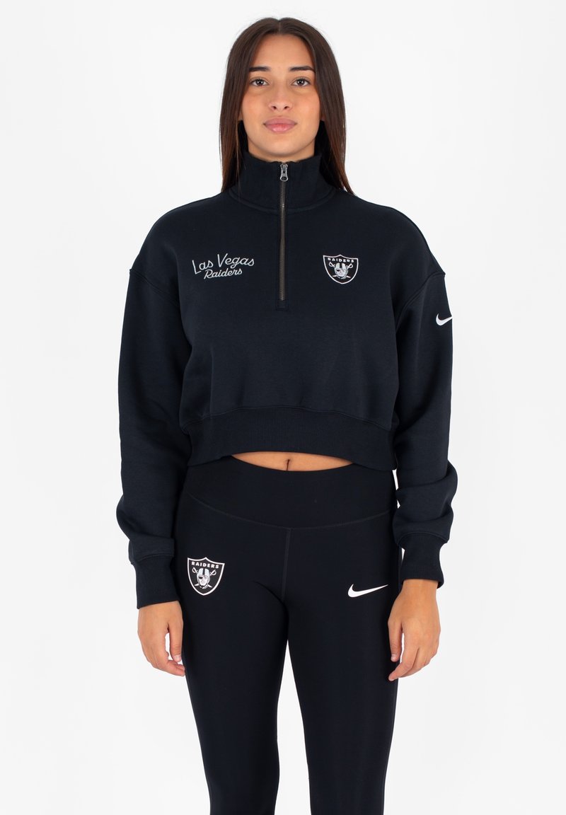 Felpa nera cropped con collo alto, con il testo e il logo "Las Vegas Raiders" sul petto, abbinata a leggings neri con il logo Nike.