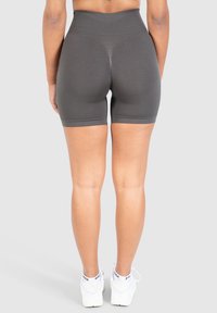 Hoge taille, nauwsluitende shorts in donkergrijs met een gestructureerde stof. Het ontwerp heeft een soepele tailleband en een lengte tot halverwege de dij.