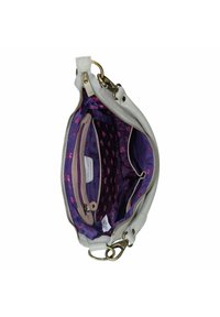 Witte leren handtas met messing beslag, met een paarse binnenkant bekleed met een bloemenpatroon. Meerdere vakken en een ritsvak inbegrepen.