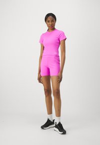 Stronger CROP TEE - T-shirts - magenta