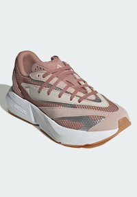 Helle rosa Sport schuhe aus Mesh- und Wildledermaterial, mit kontrastierenden grauen Akzenten, Gummisohle und gepolstertem Schaftrand. Verfügt über flache Schnürsenkel.