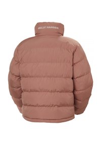 Puffed jacket in dusty rose color, made of smooth fabric, featuring horizontal seams and a high collar with white "HELly HANSEN" logo.