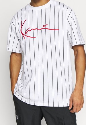 Weißes kurzärmliges T-Shirt mit schwarzen vertikalen Streifen, mit roten gestickten Text über der Brust. Weicher Baumwollstoff.