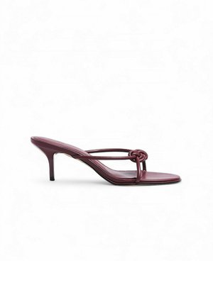Dunkelrote offene Sandalette mit dünnen Riemchen und einem geknoteten Design oben, mit einem schlanken Absatz mittlerer Höhe.