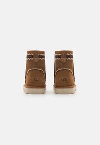 UGG CLASSIC MINI ATHERSON - Støvletter - chestnut