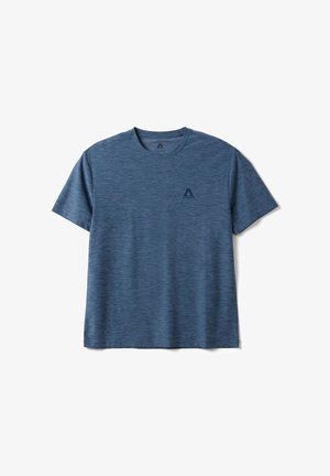 Camiseta azul de manga corta con cuello redondo, patrón texturizado sutil y pequeño logo oscuro en el pecho izquierdo, mostrada sobre fondo blanco.