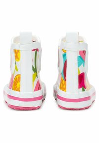 Witte rubberen regenlaarzen met kleurrijke fruit- en bloemenprints, roze zolen en een trekband aan de achterkant voor gemakkelijk aan- en uittrekken.