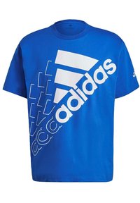 Modrá tričko Adidas s velkým bílým logem, kulatým výstřihem a krátkými rukávy. Tkanina vypadá hladce a má standardní střih.