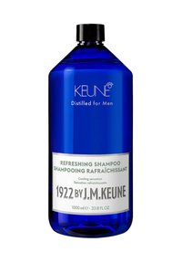 Bottiglia blu di Keune Distilled for Men Shampoo Rinfrescante, 1000ml, etichettata con sensazione di freschezza e 1922 di J.M. Keune.