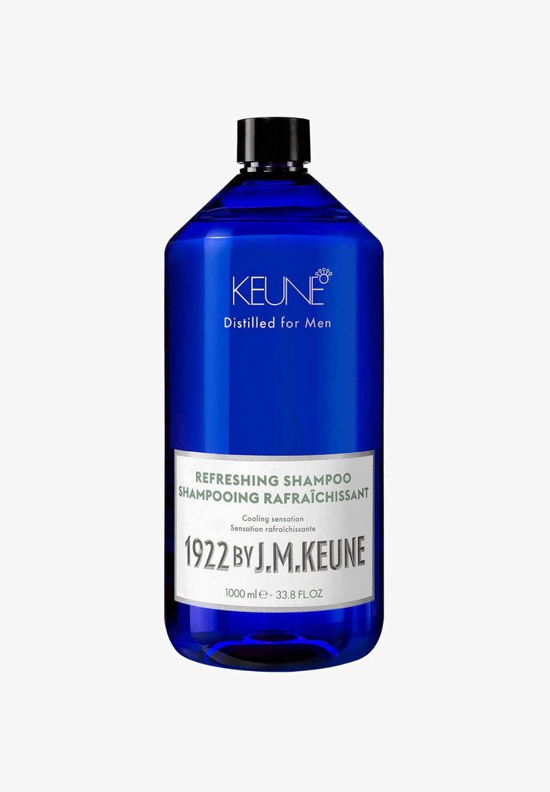 Bottiglia blu di Keune Distilled for Men Shampoo Rinfrescante, 1000ml, etichettata con sensazione di freschezza e 1922 di J.M. Keune.