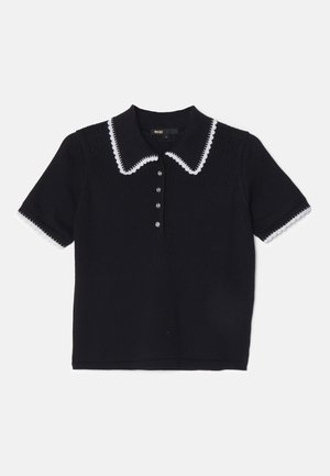 Mustast kudumist polo särk valge lainelise kraega ja äärekoosetega, lühikeste varrukatega ning kuue nööbiga detailidega. Tekstureeritud kangas.