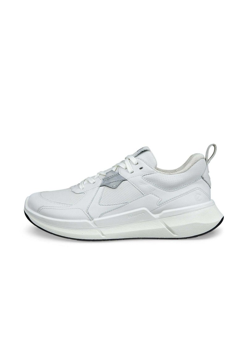 Baskets de sport blanches en matériaux mesh et synthétiques, avec un bout arrondi, des lacets plats et une semelle rembourrée. Design léger.