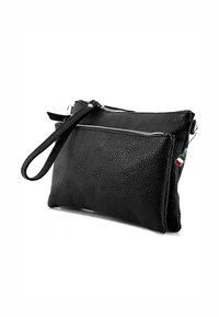 Zwarte lederen clutch met textuur, voorzien van twee met rits afgesloten compartimenten en een afneembare polsband. Inclusief accent van de Italiaanse vlag.