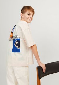 Jack & Jones Junior JORTAMPA BACK TEE CREW NECK JNR - T-shirt con stampa - beige