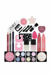 Kosmetiksats med olika produkter: två läppkritor, flera ögonskuggor, rouge, nagellack, applikerare och en vässare, övervägande i rosa och svart.