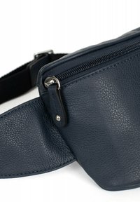 Borsa a cintura in pelle blu scuro con superficie testurizzata, dotata di chiusura con zip e una cinghia robusta per un indossamento sicuro.
