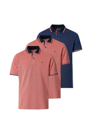Drei Poloshirts mit kurzen Ärmeln, zwei korallenfarben und eines marineblau, jeweils mit marinefarbenen Kragen und gestreiftem Besatz an Ärmeln und Kragenrändern.