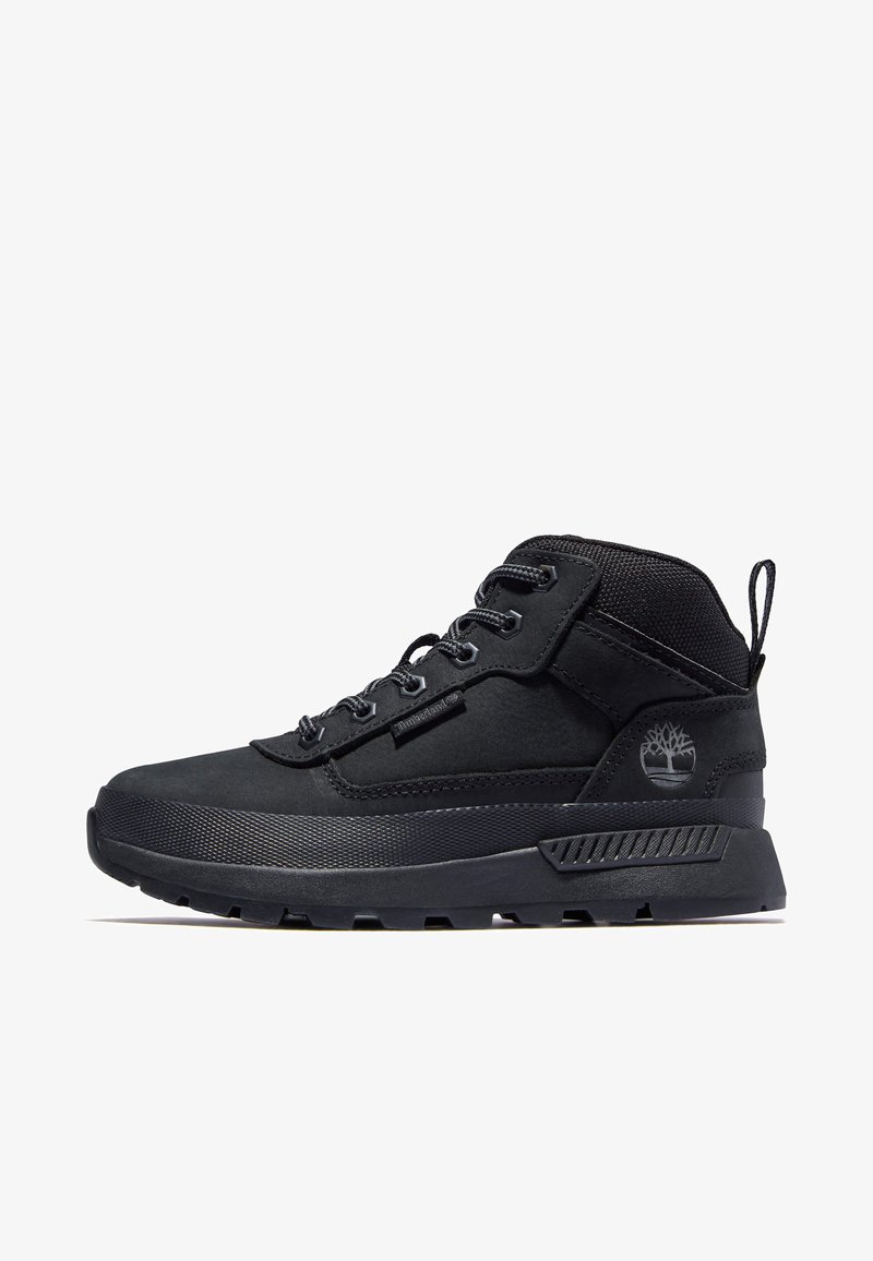 Zapatilla negra de corte medio hecha de materiales sintéticos, con una superficie texturizada, diseño de cordones y suela de goma con relieves.