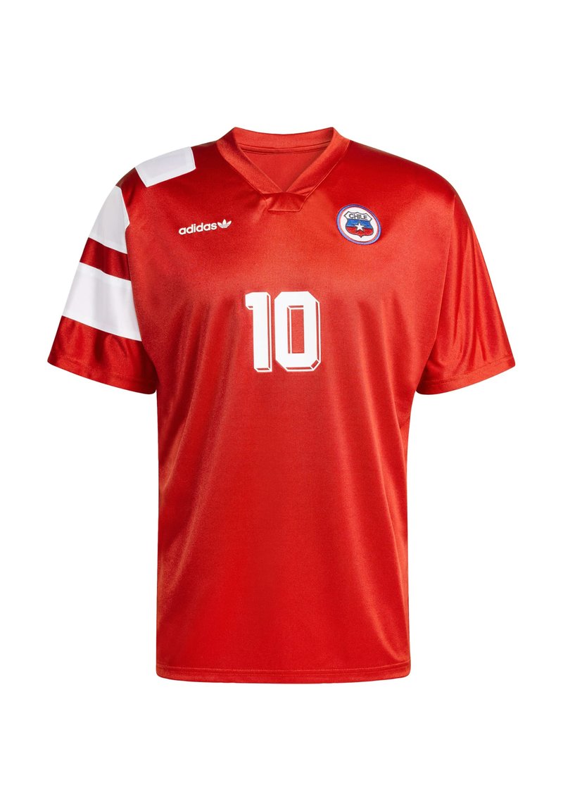 Maillot de football rouge avec le numéro 10 en blanc, des rayures blanches sur la manche gauche, le logo Adidas, et l'écusson de l'équipe nationale du Chili sur la poitrine.
