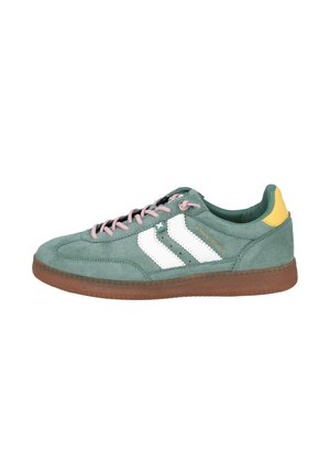 Zapatillas verdes de ante con rayas blancas y cordones rosas; presenta un acento amarillo en el talón y una suela de goma marrón.
