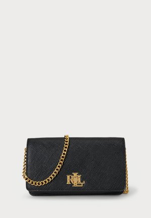 Pochette en cuir noir texturé avec bandoulière chaîne dorée et logo RL doré au centre devant.