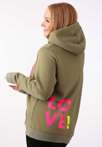 Felpa verde oliva con una grande grafica "LOVE!" in rosa e giallo neon sul retro, dotata di cappuccio con cordino e polsini a coste.