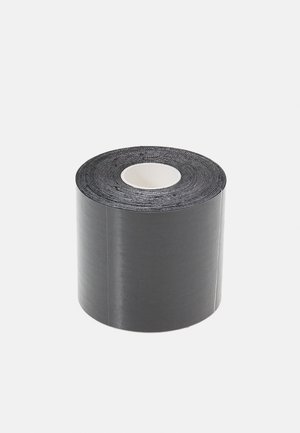 Rollo de cinta aislante negra sobre un fondo blanco. La cinta tiene una textura suave y está enrollada de manera ajustada con un núcleo de cartón en el centro.