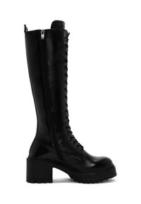 Bota de cuero negra hasta la rodilla con cordones en la parte delantera, cremallera lateral, tacón grueso y suela texturizada con un patrón de tracción resistente.