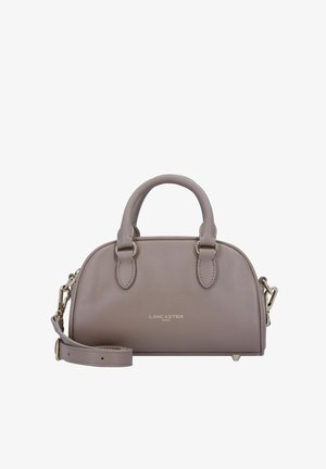Bolso de piel gris con forma redondeada, doble asa superior, correa de hombro desmontable, herrajes dorados y logotipo de la marca en relieve.