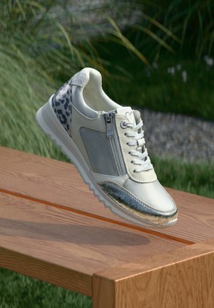 Sneakers - silver-coloured comb