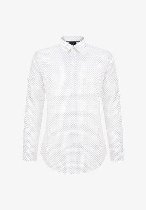 Biała koszula z długim rękawem z powtarzającym się małym wzorem niebieskich i pomarańczowych kropek, z kołnierzykiem zapinanym na guziki i zaokrąglonym dołem. Wykonana z gładkiego materiału.