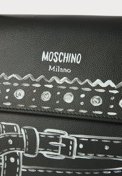 Mala de mão em couro texturizado preto com fivela ilustrada branca e detalhes de costura, exibindo o logo "Moschino Milano" em destaque.