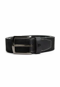 Zwarte suede riem met een glanzende zilveren metalen gesp, voorzien van contrasterende witte stiksels en een glad leren accent bij de gesp.