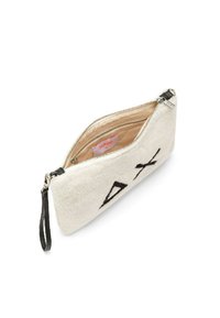 Borsa a mano bianca trapuntata realizzata in materiale morbido, con un motivo geometrico nero, chiusura con zip e una tracolla per un facile trasporto.