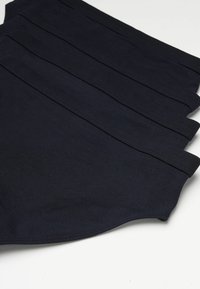 Dunkelblaues Stoffmaske, die ein einfaches Design, eine weiche Textur und elastische Ohrenschlaufen aufweisen, ordentlich in einem Stapel angeordnet.