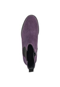 Bottine en suède violet avec panneaux latéraux élastiques, bout arrondi et semelle en caoutchouc noir. Présente un accent de fermeture éclair sur un côté.